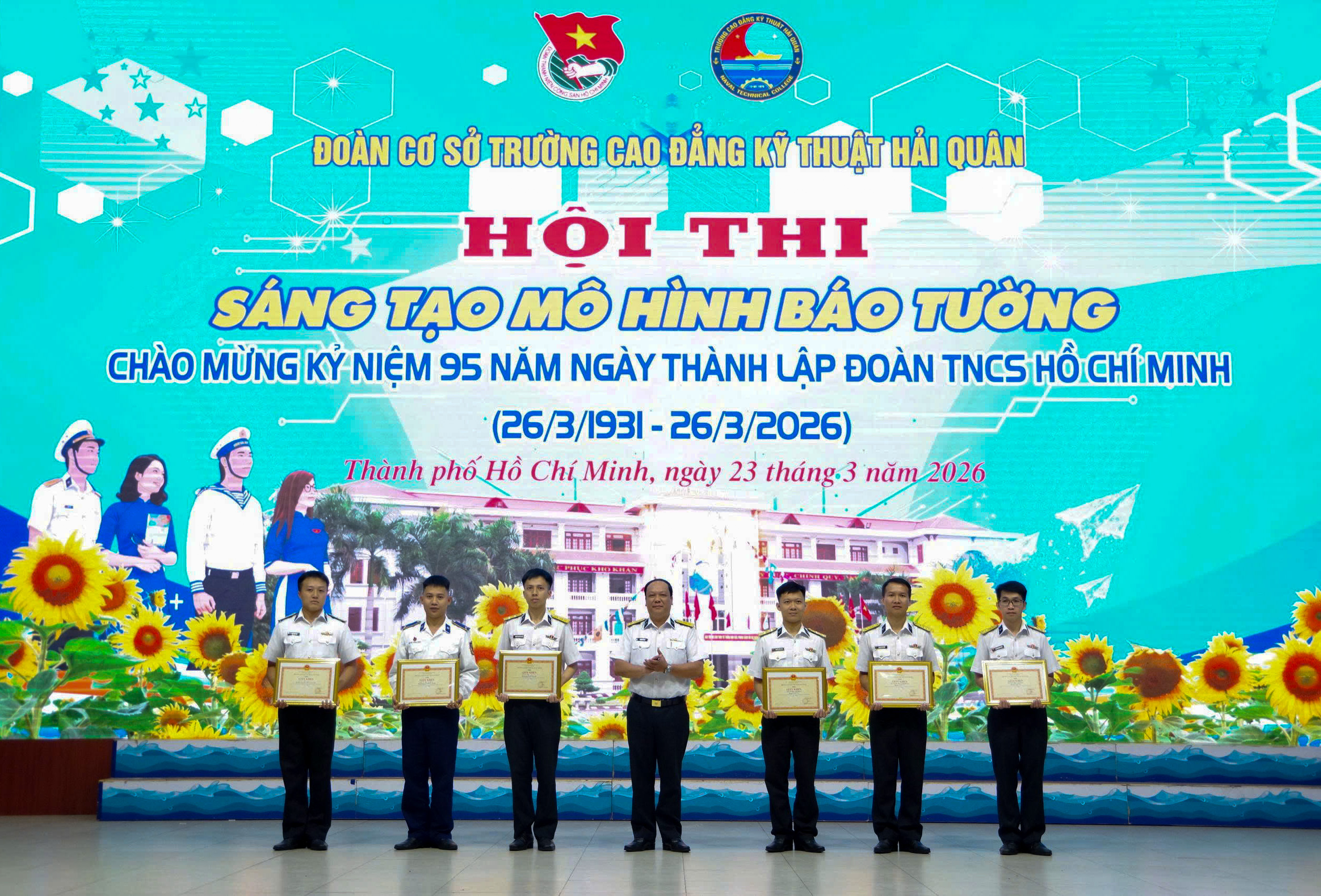 SÔI NỔI HỘI THI SÁNG TẠO MÔ HÌNH BÁO TƯỜNG 5 4.1