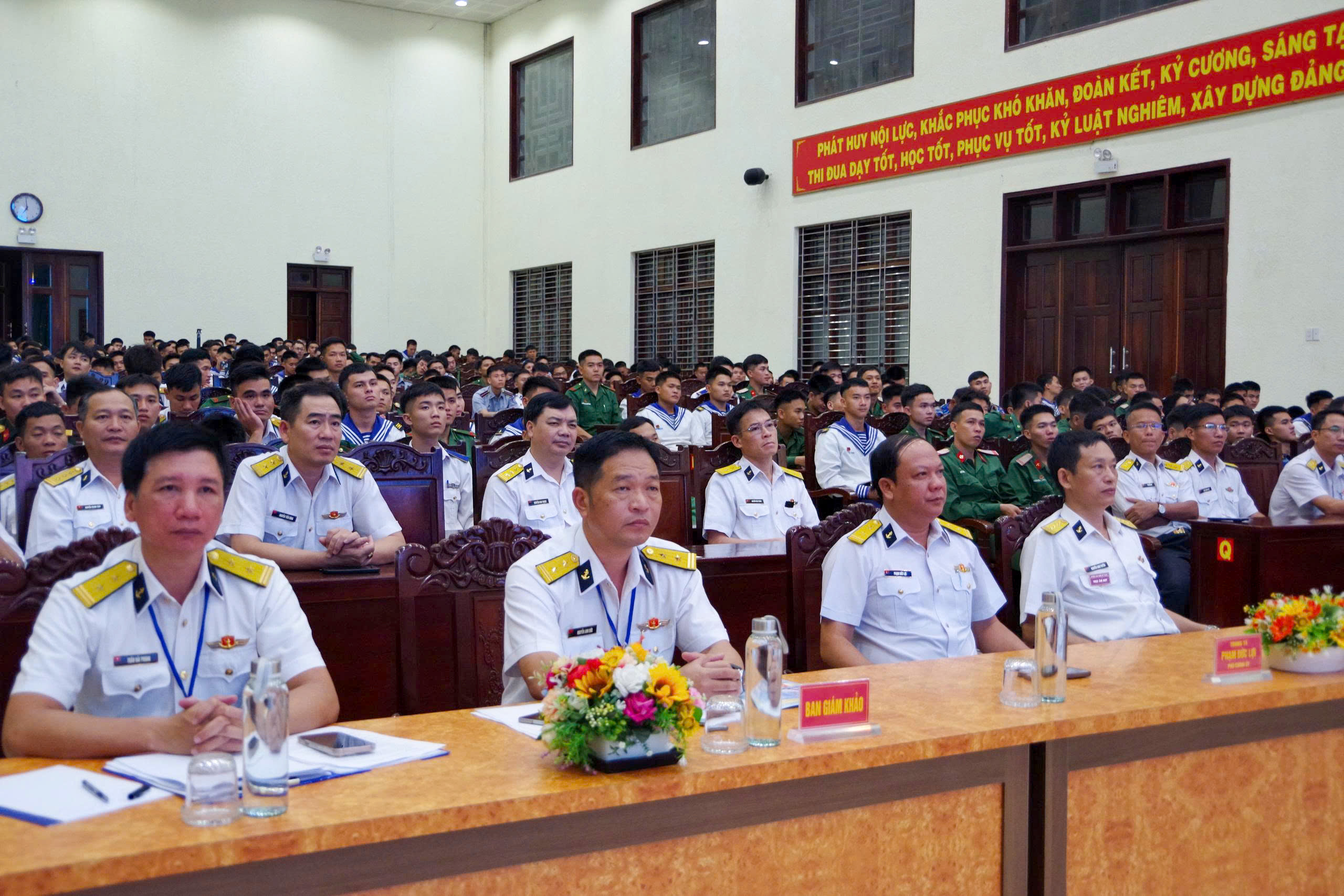 SÔI NỔI HỘI THI SÁNG TẠO MÔ HÌNH BÁO TƯỜNG 2 Anh 1