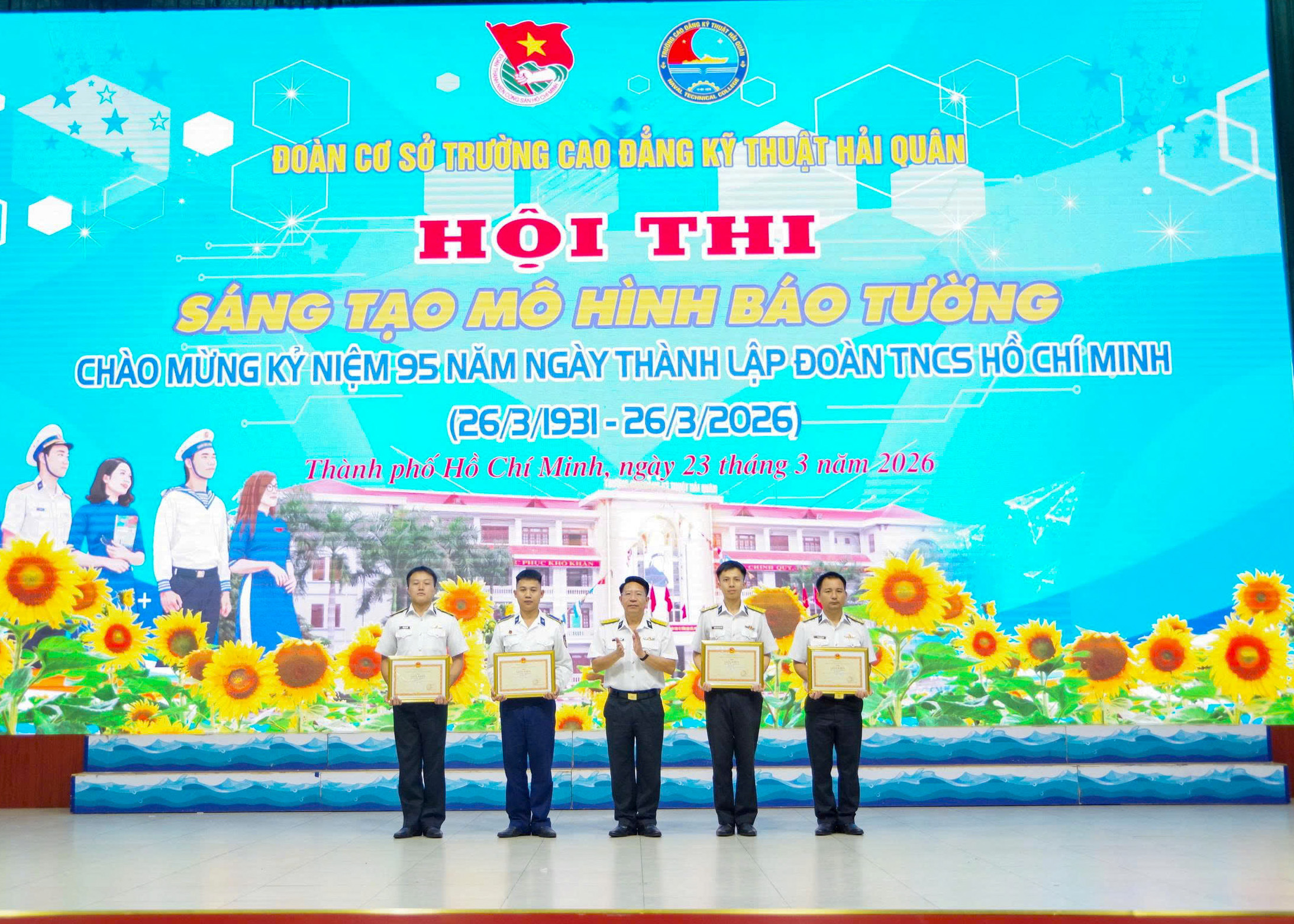 SÔI NỔI HỘI THI SÁNG TẠO MÔ HÌNH BÁO TƯỜNG 4 Nh 4
