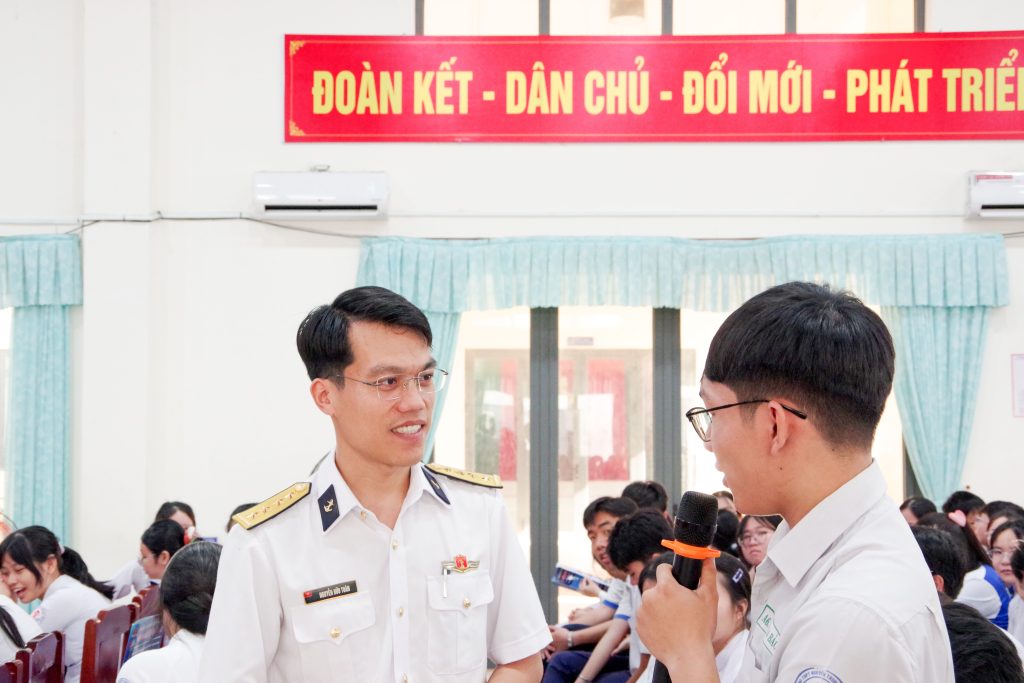 TUYÊN TRUYỀN BIỂN, ĐẢO VÀ THU HÚT NGUỒN NHÂN LỰC 5 IMGP3857 Copy