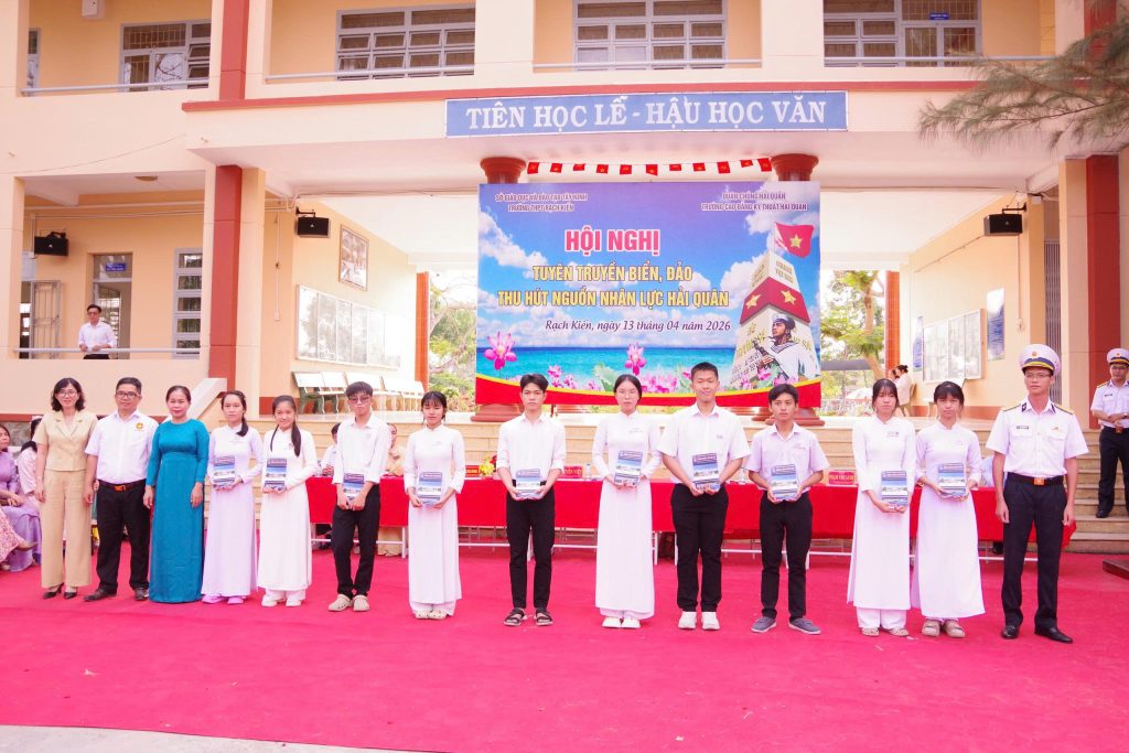 TUYÊN TRUYỀN BIỂN, ĐẢO VÀ THU HÚT NGUỒN NHÂN LỰC 6 Z7720912590343 79695bbd2b5b3cd734f14d70344a48e0